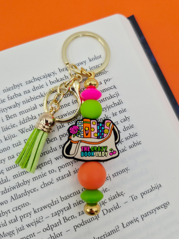 Breloczek_szalonej_książkary_03 breloczek bag charm prezent dla szalonej książkary z przymrużeniem oka dla miłośniczki książek bibliotek księgarni i czytania dla bibliotekarki, dla mola książkowego