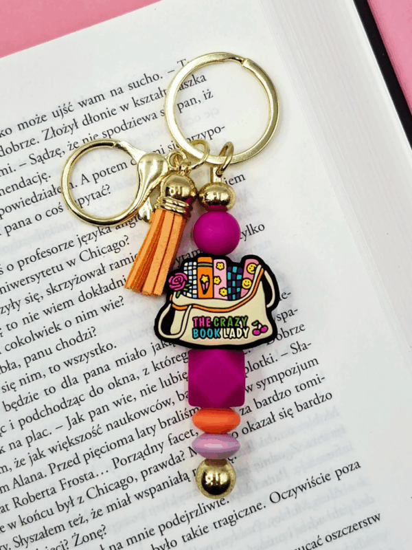 breloczek dla szalonej książkary w kolorze różowo-pomarańczowym. breloczek na prezent