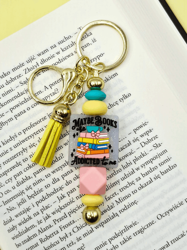 kolorowy breloczek gadżet na prezent dla miłośnika książek i czytania dla książkary