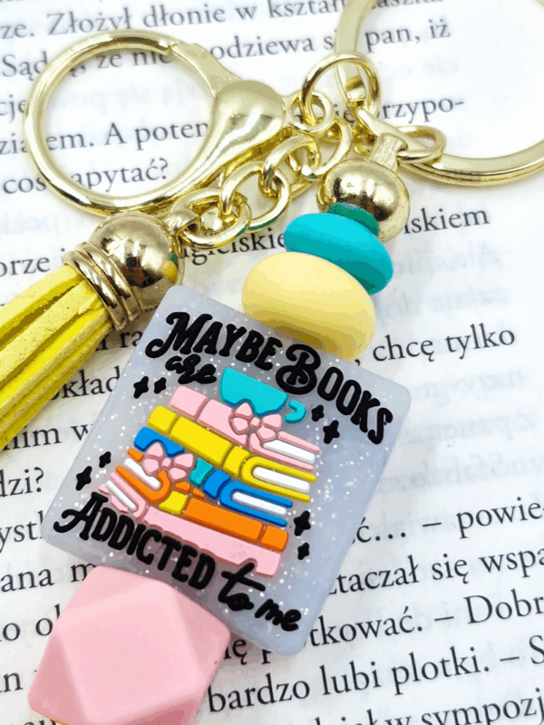 zabawny gadżet dla książkary breloczek