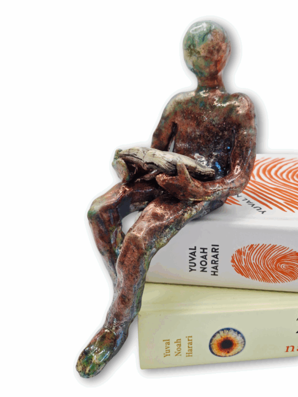ceramiczna figurka z postacią trzymającą w rękach książke czytająca książkę w kolorach turkusu i miedzi