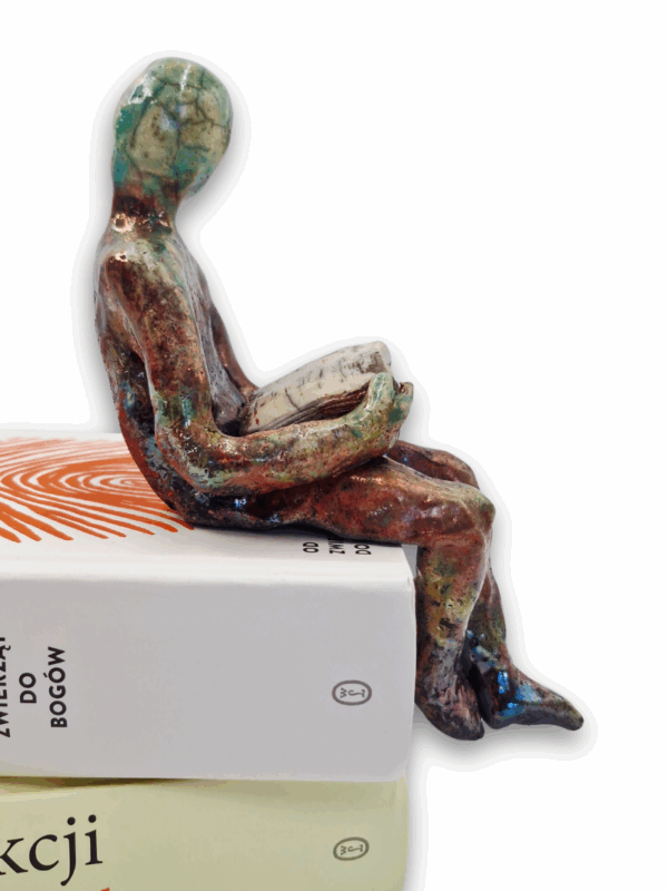 figurka dekoracyjna czytelnik z postacią czytającą książkę na prezent dla miłośnika książek