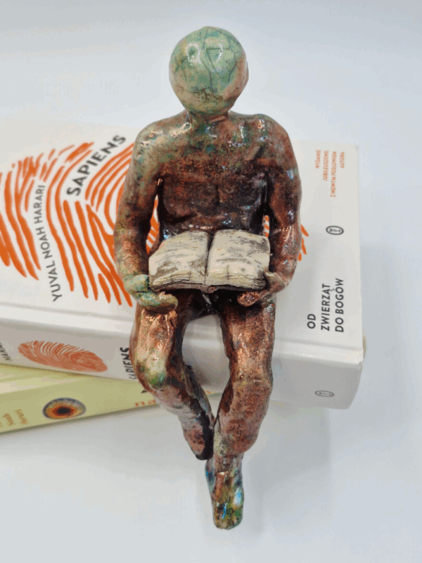 figurka ceramiczna handmade na prezent dla miłośnika czytania i książek. postać czytająca książkę
