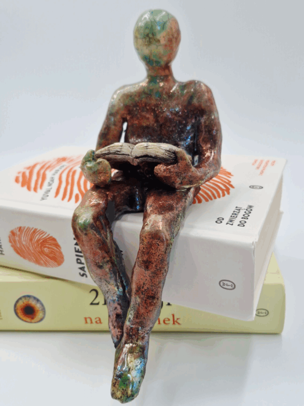 figurka ceramika raku z postacią czytającą książkę dla książkoholików