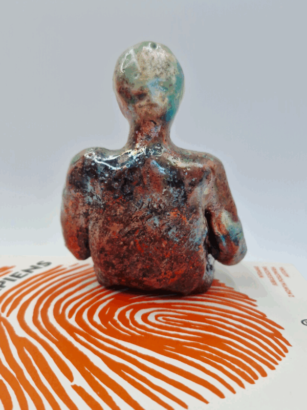 figurka ceramika raku ujęcie z tyłu