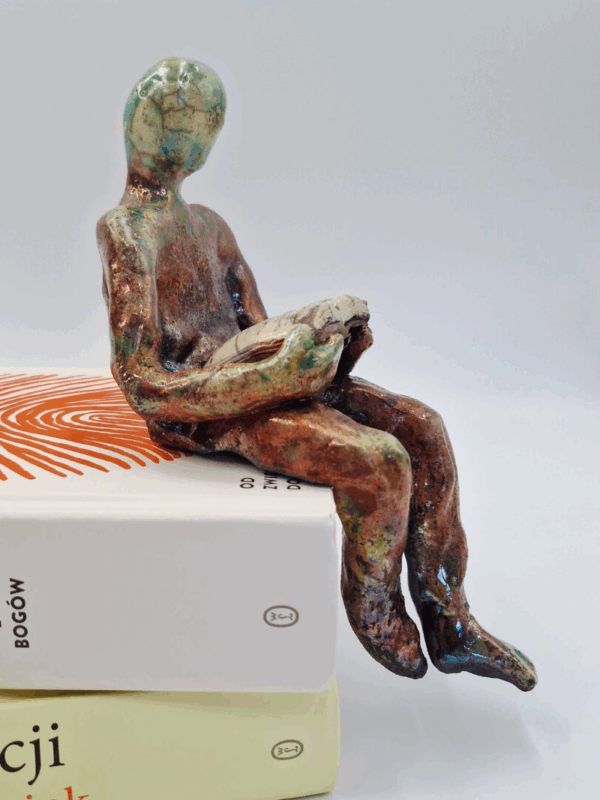 Figurka na półkę z książkami czytająca postać handmade rękodzieło na prezent dla miłośnika czytania