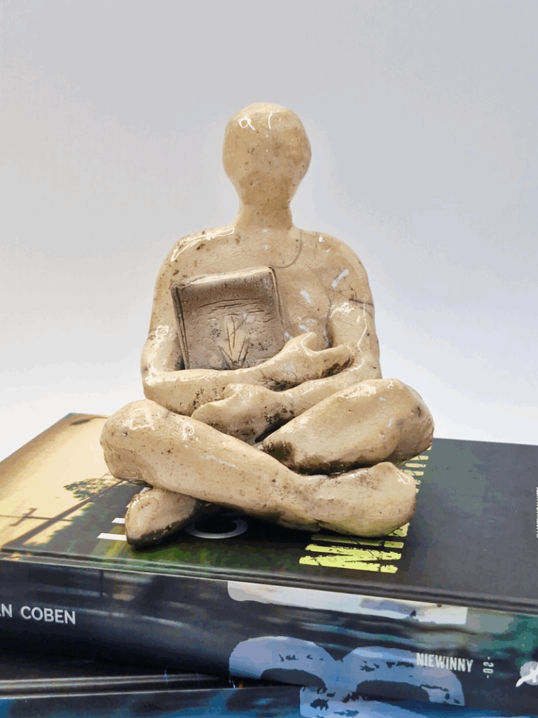 ceramiczna figurka handmade rękodzieło dla książkary dla miłośnika czytania i książek