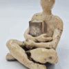 postać z książką figurka ceramiczna handmade na prezent dla osoby kochającej książki i czytanie