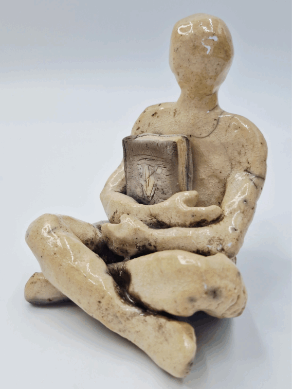 postać z książką figurka ceramiczna handmade na prezent dla osoby kochającej książki i czytanie