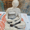 figurka mężczyzny z książką ceramiczna rękodzieło dla miłośnika książek i czytania dla książkoluba