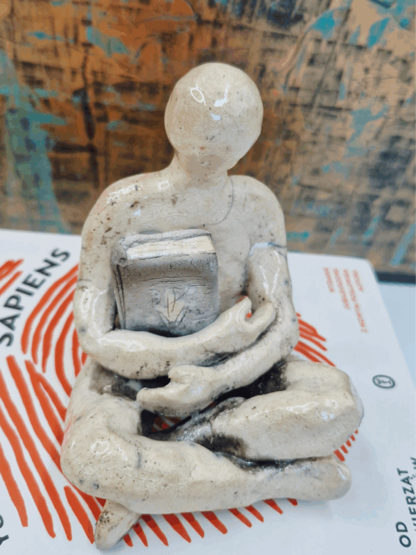 figurka mężczyzny z książką ceramiczna rękodzieło dla miłośnika książek i czytania dla książkoluba