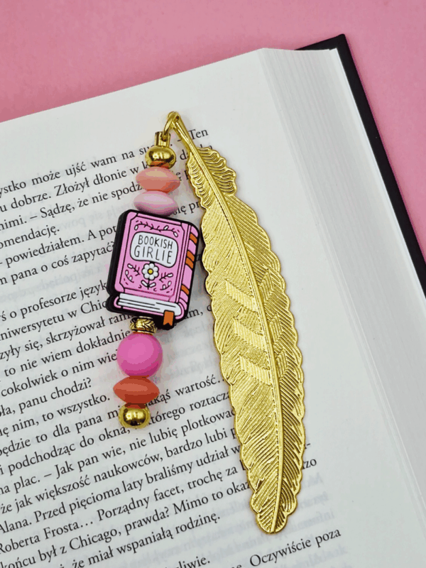 zakładka metalowa złote pióro z różowymi akcentami i napisem dla dziewczyny, która kocha książki