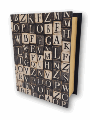 drewniane pudełko w kształcie książki wzór w litery w stylu vintage stare czcionki drukarskie na prezent dla miłośnika książek i druku