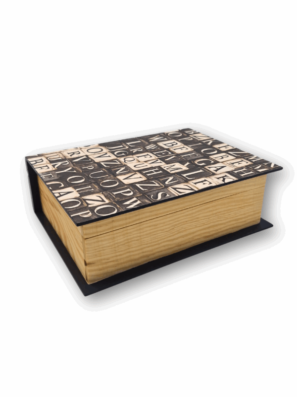 ozdobne pudełko drewniane w kształcie książki wzór czcionki drukarskie