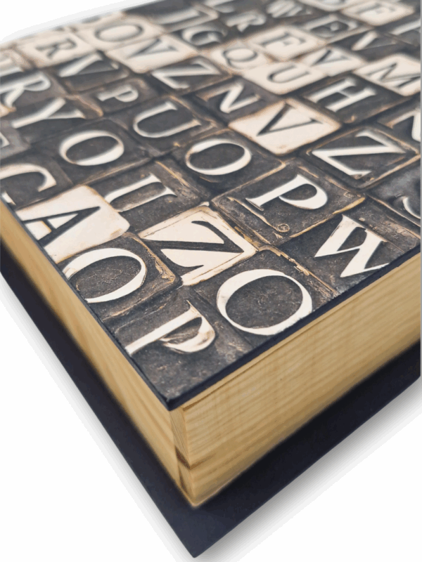 drewniane pudełko w kształcie książki to idealny prezent dla miłośników druku i czytania