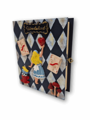 drewnianie pudełko w kształcie książki szkatułka z kluczykiem z motywem alicji w krainie czarów na prezent dla fana literatury