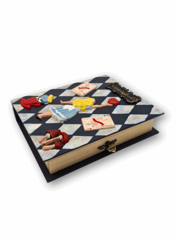 drewniana szkatułka w formie książki na prezent dla książkoholika dla bibliotekarza, dla nauczycielki z motywem alicji w krainie czarów