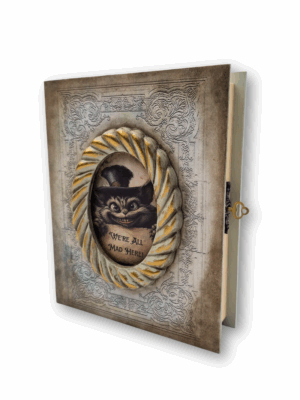 szkatułka drewniana z motywem kota z alicji w krainie czarów i tekstem we all mad here prezent dla miłośników książek i alice in wonderland