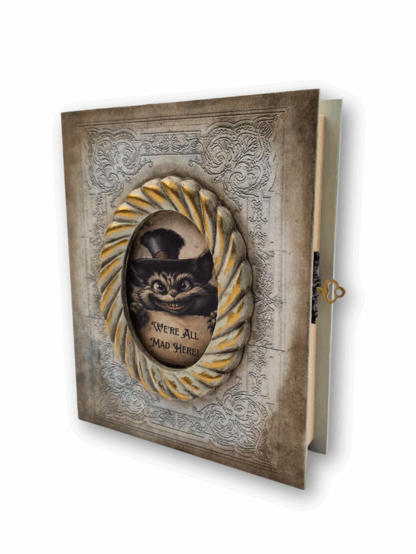 szkatułka drewniana z motywem kota z alicji w krainie czarów i tekstem we all mad here prezent dla miłośników książek i alice in wonderland