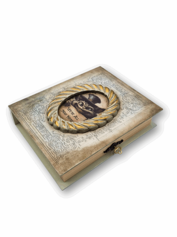prezent dla miłośnika książek i alicji w krainie czarów - szkatułka drewniana w formie książki z kotem z alicji i napisem we all mad here
