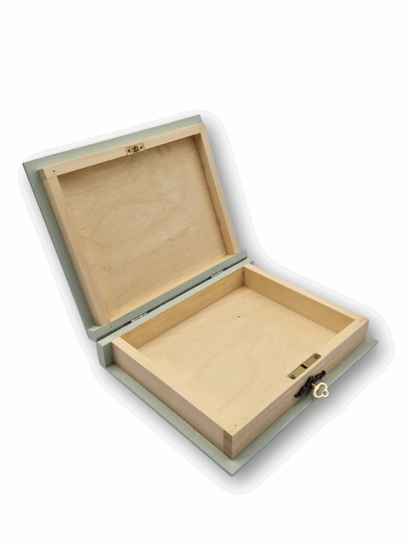 wnętrze drewnianej szkatułki w kształcie książki ręcznie malowana