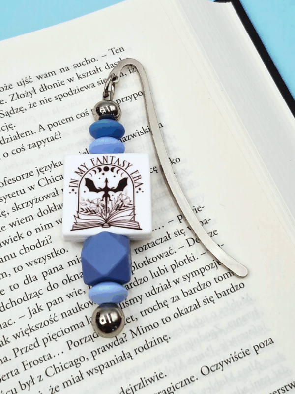 zakładka do książki metalowa z niebieskimi akcentami dla miłośników literatury fantasy na prezent