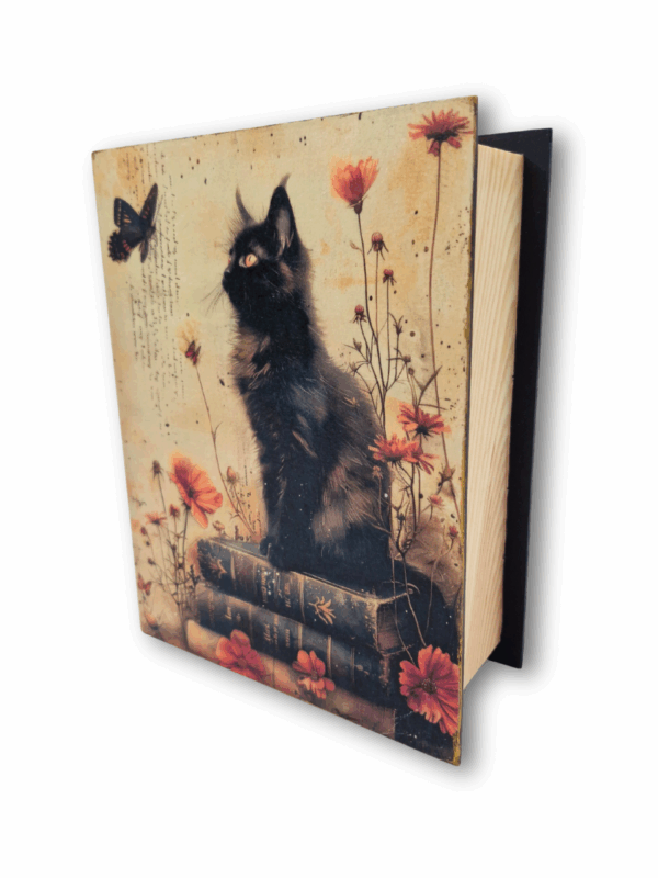 drewniane pudełko box w kształcie książki na okładce kot siedzący na książkach i patrzący na motyla idealne pudełko na unikatowy prezent dla kociary i książkary