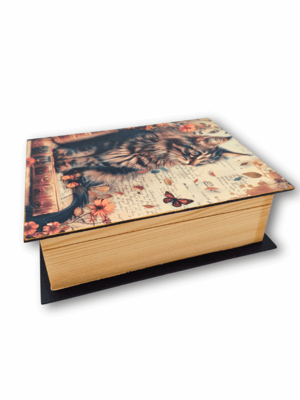 drewniane pudełko w kształcie książki handmade z motywem pręgowanego kota na książkach w jesiennym klimacie dla miłośniczki czytania i kotów