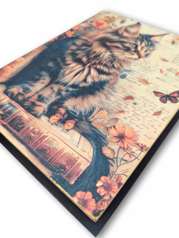 zbliżenie na drewniane pudełko box ozdobny dla miłośników kotów i jesieni oraz książek