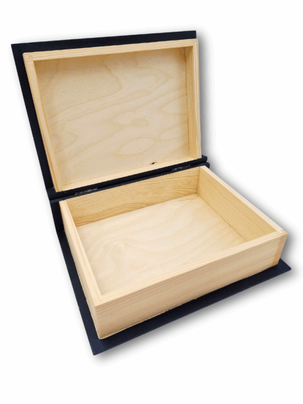 wnętrze book boxa w naturalnym drewnie sosnowym