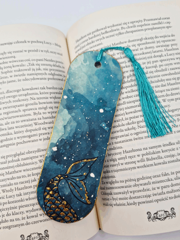 turkusowa zakładka do książki ze złoceniami i motywem syreniego ogona rękodzieło
