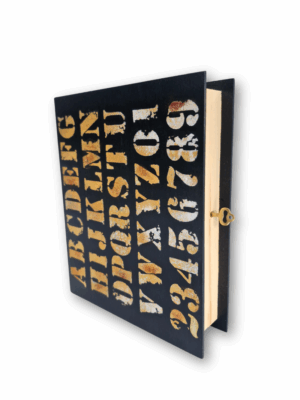 pudełko szkatułka z kluczykiem w kształcie książki z motywem liter alfabetu i efektem rdzy w militarnym klimacie