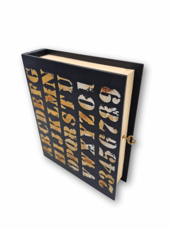 szkatułka drewniana z kluczykiem ręcznie malowana na prezent dla miłośniczek czytania i militarnych postapokaliptycznych klimatów