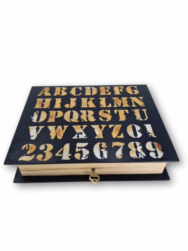 drewniane pudełko w kształcie książki zamykane na kluczyk idealne do przechowywania pamiątek i zdjęć