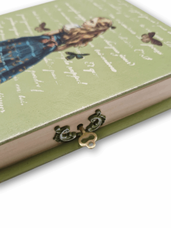 szkatułka oliwkowa zamykana na kluczyk z odręcznym pismem i motywem dziewczynki