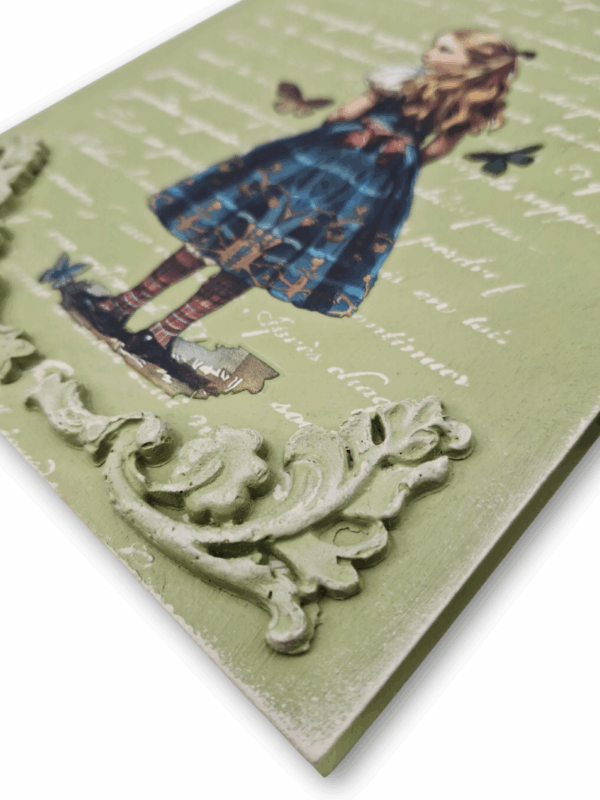 dekoracyjne pudełko oliwkowe z ornamentami i wizerunkiem dziewczynki Alicji