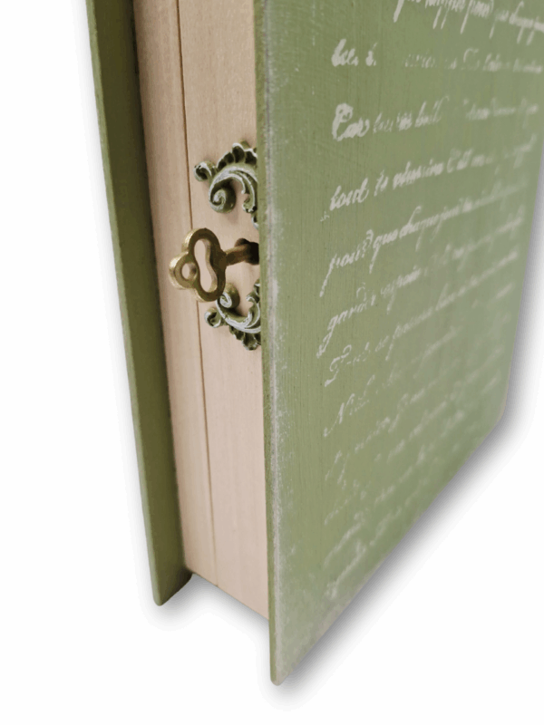 detale dekoracyjnego pudełka w kształcie książki ozdobna kluczynka i klucz