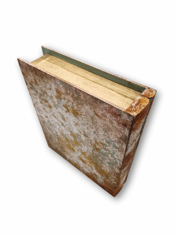 szkatułka w kształcie książki ręcznie malowana z efektem rdzy