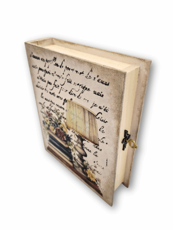 drewniana szkatułka z kluczykiem. jest w kształcie książki. można do niej chować zdjęcia, pamiątki