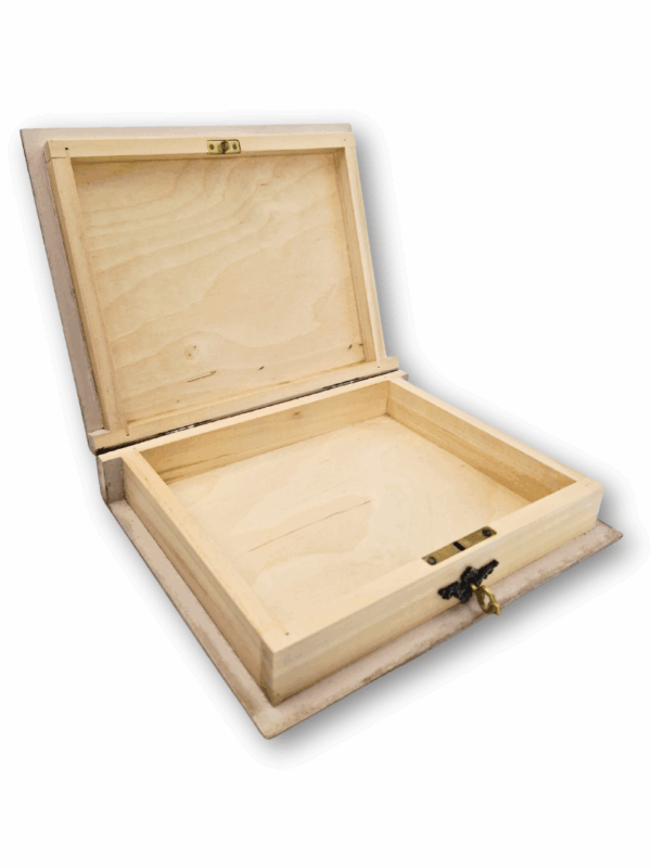 wnętrze szkatułki w kształcie książki wykończenie w naturalnym drewnie idealne do przechowywania zdjęć i pamiątek rodzinnych