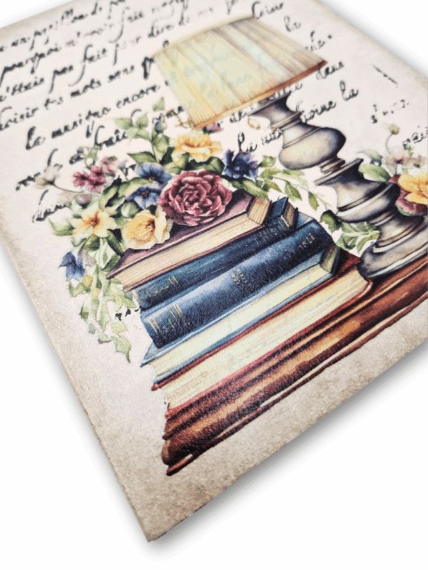 motyw książek i kwiatów vintage na szkatułce