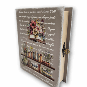 drewniana szkatułka w kształcie książki vintage motywy: półka z książkami i otwarta książka z kwiatami dla miłośniczek czytania i książek jane austen i sióstr bronte