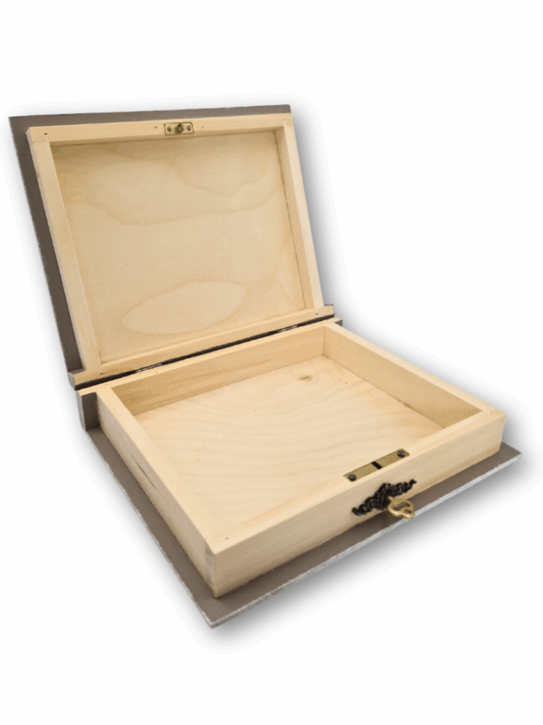 wnętrze drewnianej szkatułki w kształcie książki