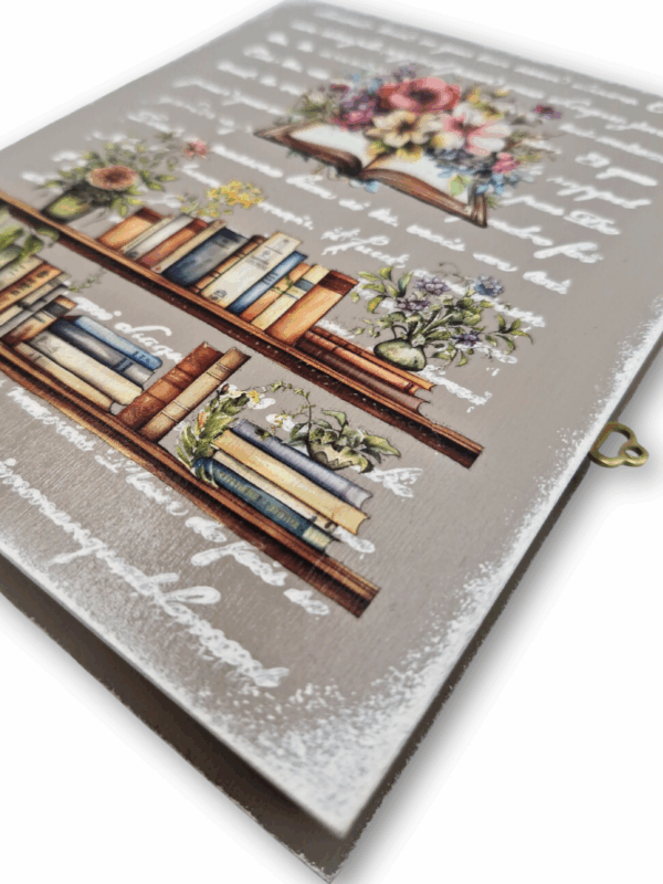 zbliżenie na detale pudełka książkowego na prezent dla książkary