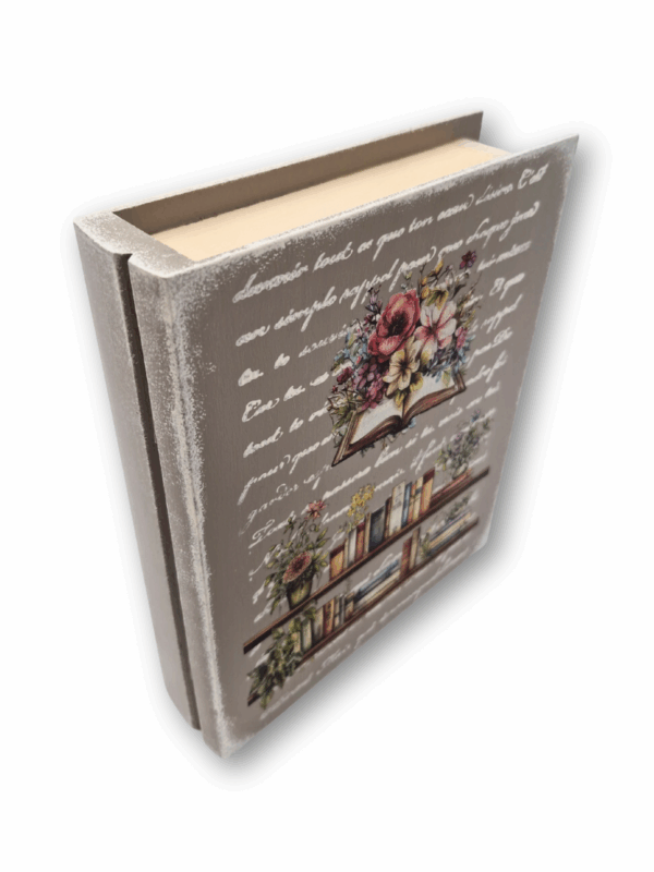 pudełko w kształcie książki postarzane w stylu XIX wiecznym odręczne pismo i półki z książkami i kwiatami