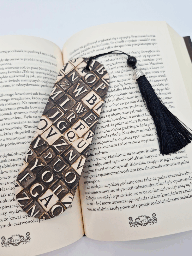 zakładka rękodzieło z literami z czcionki drukarskiej vintage dla fanów czytania i drukarstwa