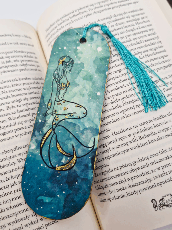 zakładka drewniana do książki rękodzieło w kolorze turkusowym i złotym z motywem syreny prezent dla dziewczynki