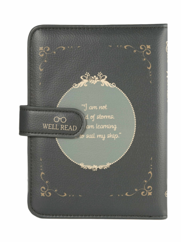 tylna część etui na czytnik ebookow z zamknięciem z cytatem z książki Małe Kobietki