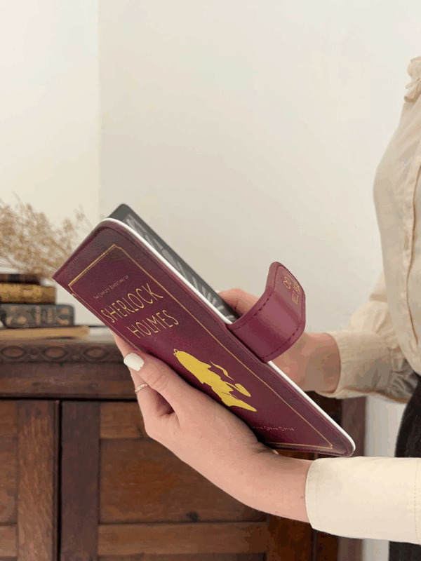 czytnik ebooków Sherlock Holmes w użyciu brązowa okładka z napisami jak okładka książki