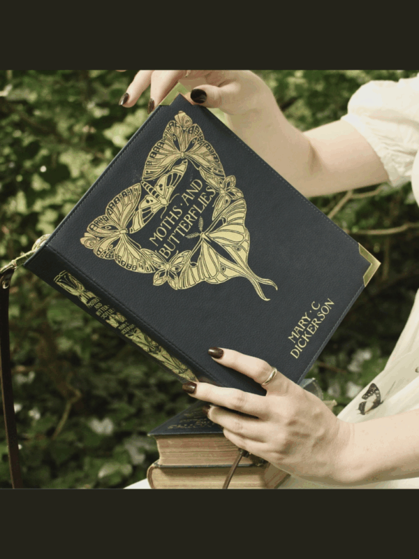 torebka z ekologicznej skóry w kształcie książki moths and butterflies dla fanek starych uniwersytetów i bibliotek w klimacie dark academy